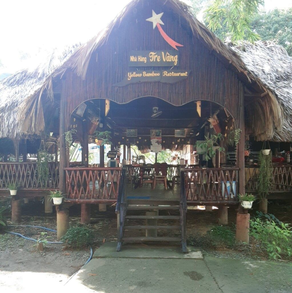 Nhà Hàng Tre Vàng